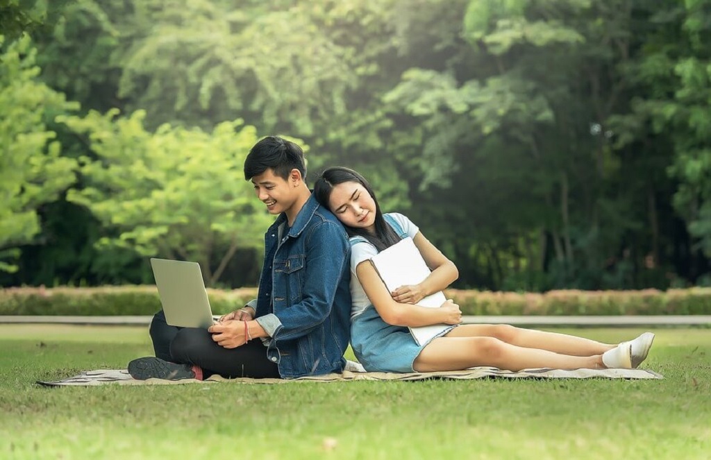 Manage a Romantic Relationship in College