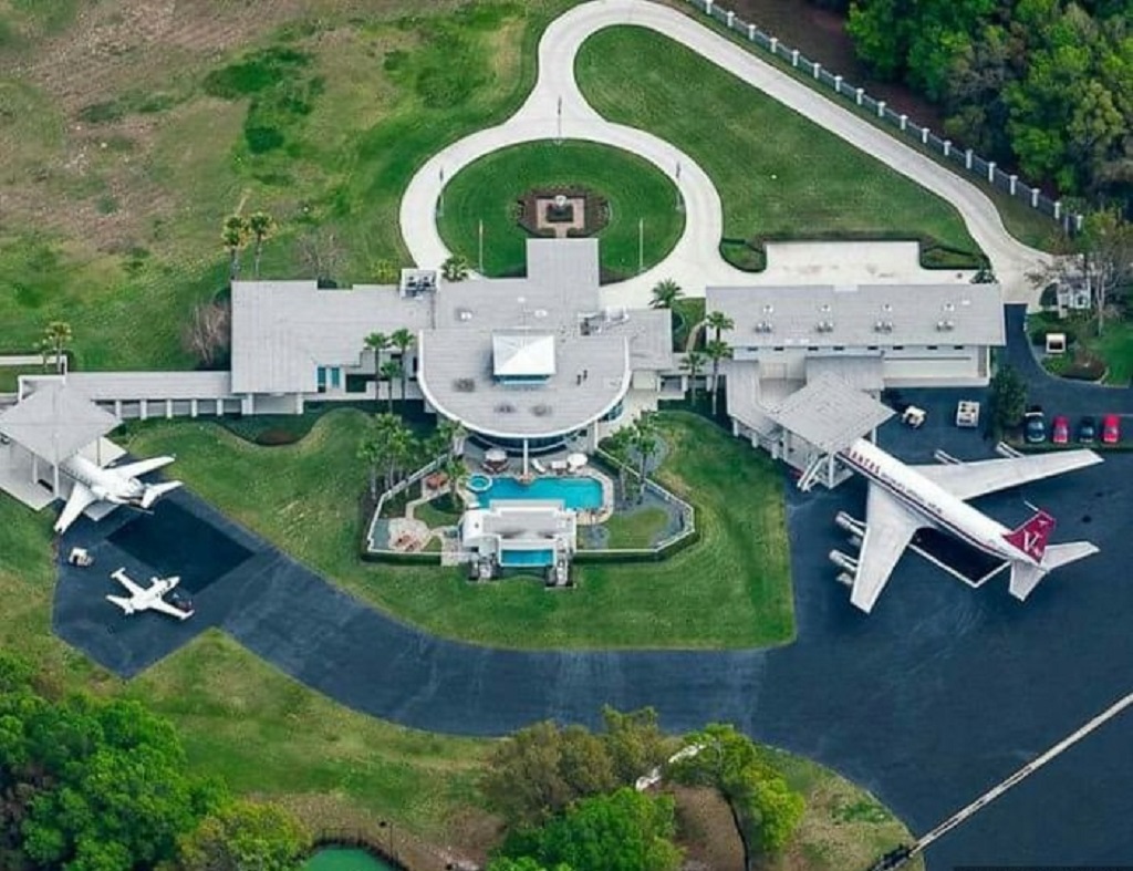 John Travolta's House: A Peek into the Luxurious Lifestyle of a Hollywood Icon