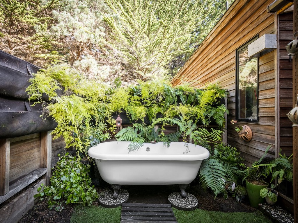 What Are Garden Tubs Made Of?