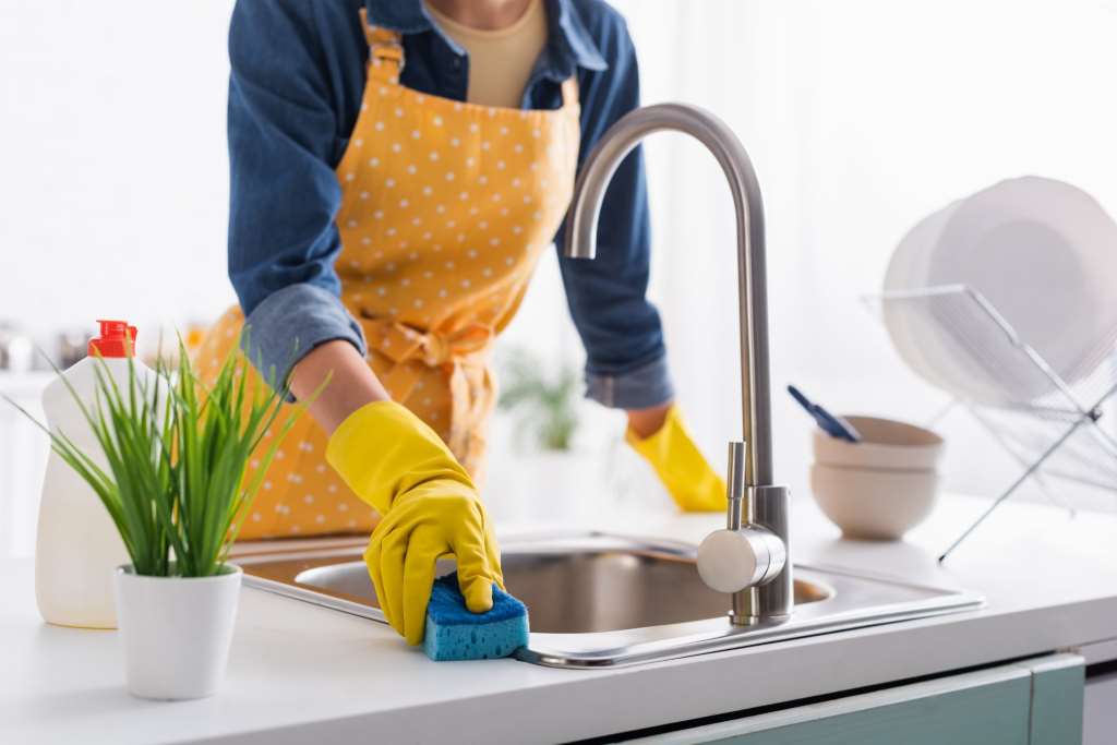 How to clean a kitchen quickly and efficiently