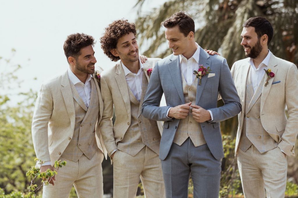 
What is the dress code for a daytime wedding?